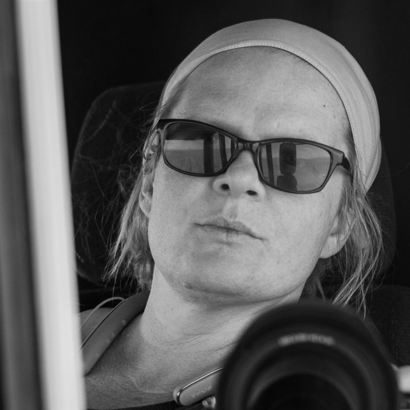 Tanja Moosmann mit Kamera im Wohnmobil unterwegs in Portugal
